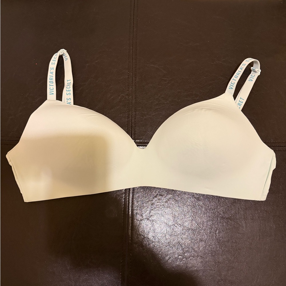 NWOT - Victoria’s Secret- t-shirt lighty, lined wireless 38DD